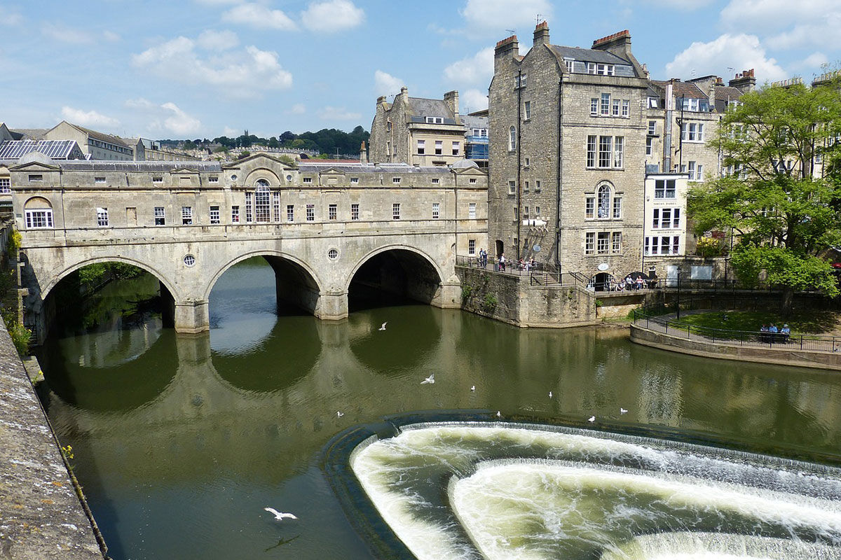 <b>The Royal Crescent Hotel & Spa</b> - In the middle of the Georgian Crescent and overlooking Victoria Park, The Royal Crescent Hotel & Spa has picturesque landscaped grounds, an award-winning restaurant and bar, and 18th century styled rooms. Set in the original coach house and stables, the Bath House Spa includes a steam room, relaxation pool and salt therapy treatments.