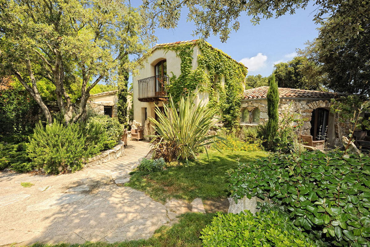 <b>Hotel A’Cheda, Bonifacio</b> - In the south of Corsica, this deluxe country hotel sits in all its charm with a backdrop of tropical gardens. With a Michelin star restaurant, tapas bar and cooking classes available, guests can sample local dishes and regional cuisine.