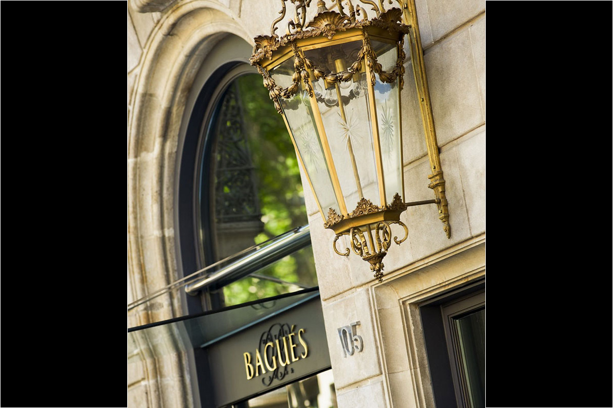 <b>Bagues</b> - With a rooftop pool and bar that have fantastic views over Barcelona, Bagues boutique hotel is a stylish spot for discerning guests. It’s located on Las Ramblas in a former palace and 1850s Masriera jewelry workshop, making it a classy boutique with a sophisticated edge.