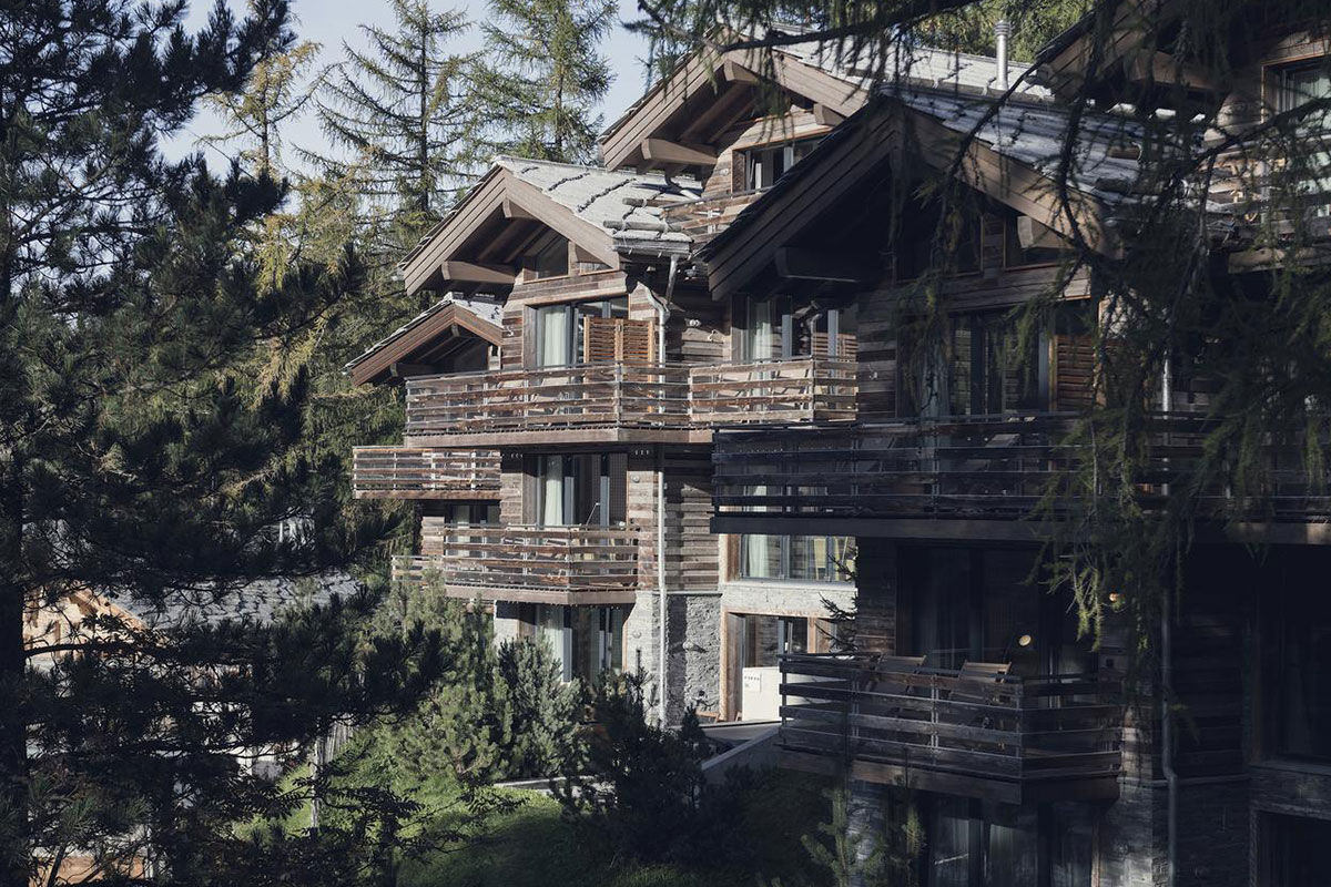 <b>CERVO Mountain Boutique Resort</b> - Housed in 6 alpine chalets with Matterhorn views, this ski-in/ski-out hotel offers streamlined rooms, upscale as well as casual dining options, a cozy bar and quick access to the slopes. This timber-framed sanctuary rests above Zermatt and is an ideal retreat for a perfect skiing holiday.