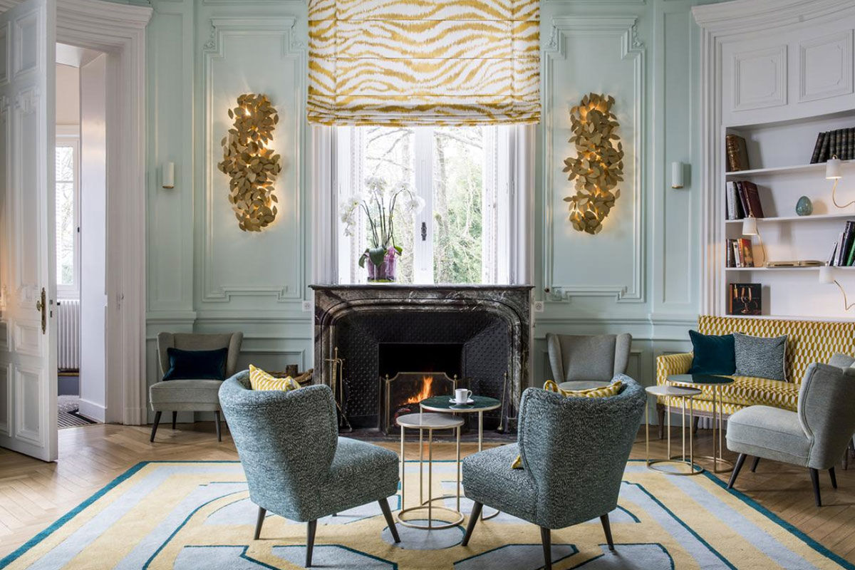 <b>Domaine de la Tortinière, Veigne</b> - Housed in a white turreted castle, the Domaine de la Tortiniere is for sophisticated and discerning guests. The rooms have a mix of modern décor and antique furnishings; the fine dining restaurant is enclosed in glass; the bar has a pool table, and there are walking trails around the lake for guests to admire the paddleboats.