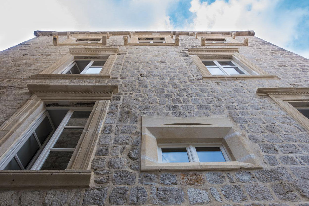 <b>Dominus Little Palace</b> - In the center of Old Town, next to the Ethnographic Museum, rests a rustic stone building that houses Dominus Little Palace. With wood beamed ceilings, exposed stone walls and bright touches in the rooms, this charming boutique hotel has a tranquil atmosphere in a prime location.