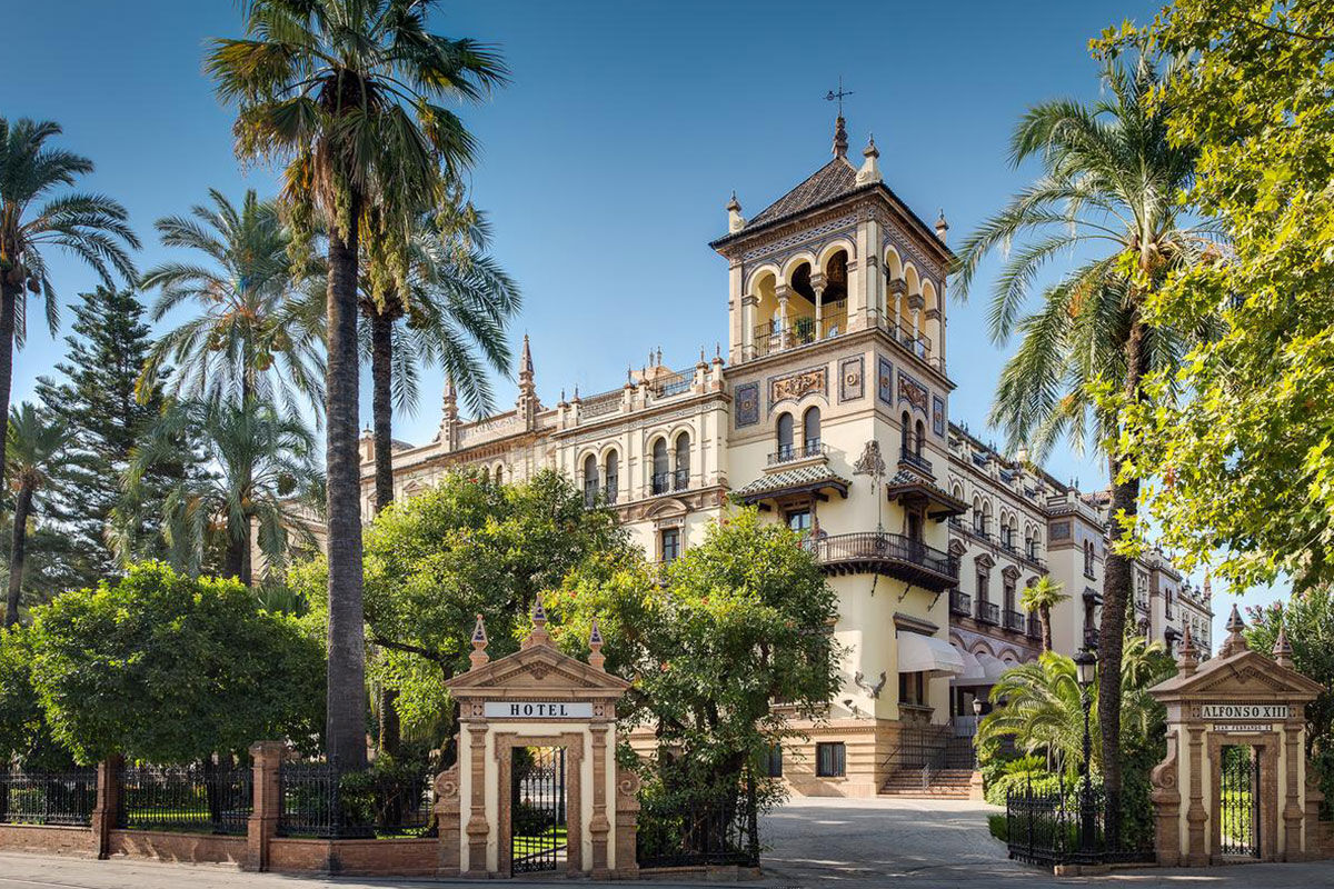 <b>Alfonso XIII</b> - Built in 1929, this grand hotel in the city center is only a 10-minute walk from the Alcazar Royal Palace. It features rooms that blend contemporary and traditional Spanish décor, as well as an outdoor pool, upscale restaurant and tapas/cocktail bars.