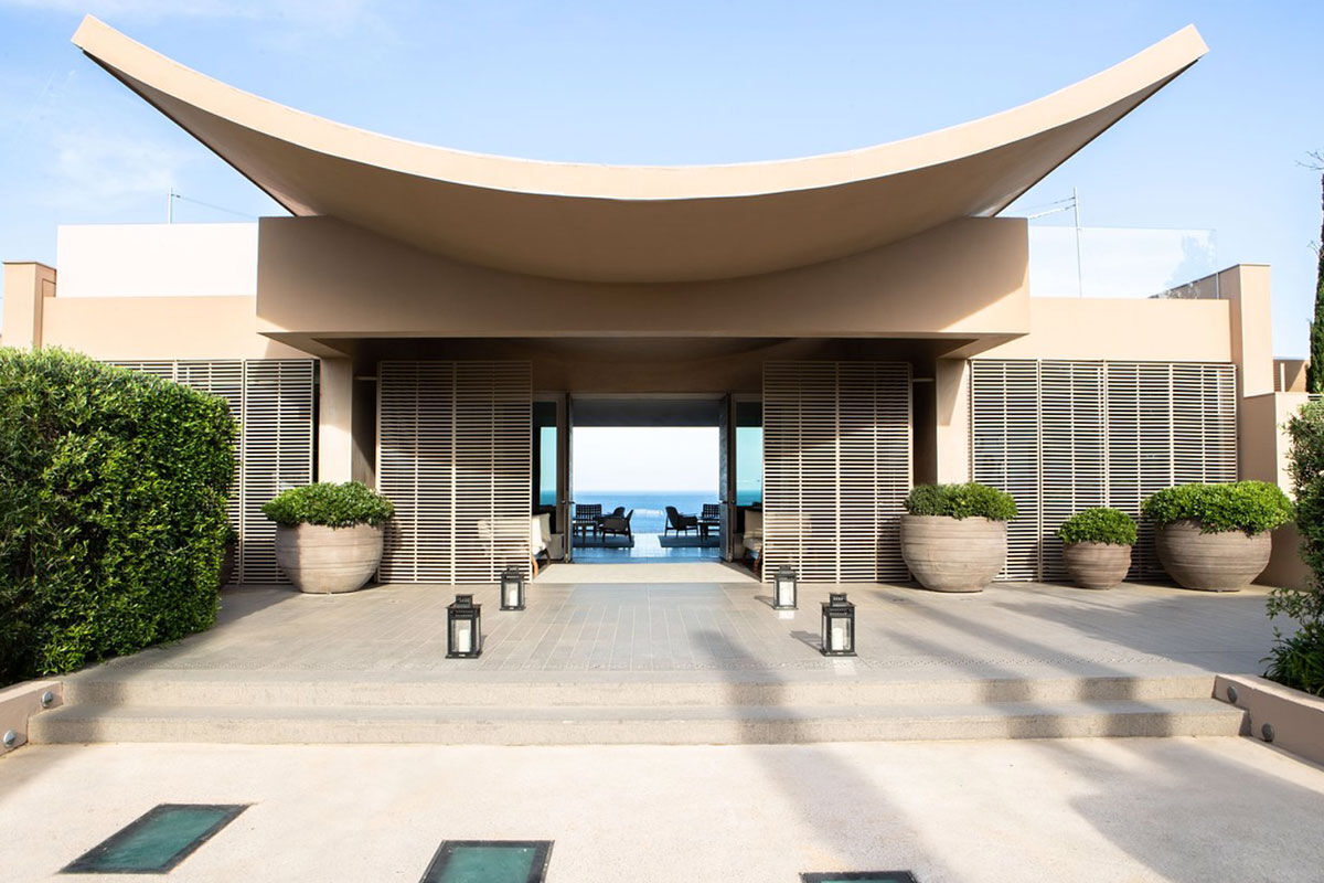 <b>La Reserve Ramatuelle Hotel, Spa & Villas</b> - The sleek and contemporary design of La Reserve Hotel is complemented by natural elements of Mediterranean vegetation and sea views. It offers 3 restaurants, including a 2-Michelin-starred, a private beach club in ‘Pampelonne’ and a Nescens-Spa with indoor/outdoor pool, hammam and 11 treatment rooms.