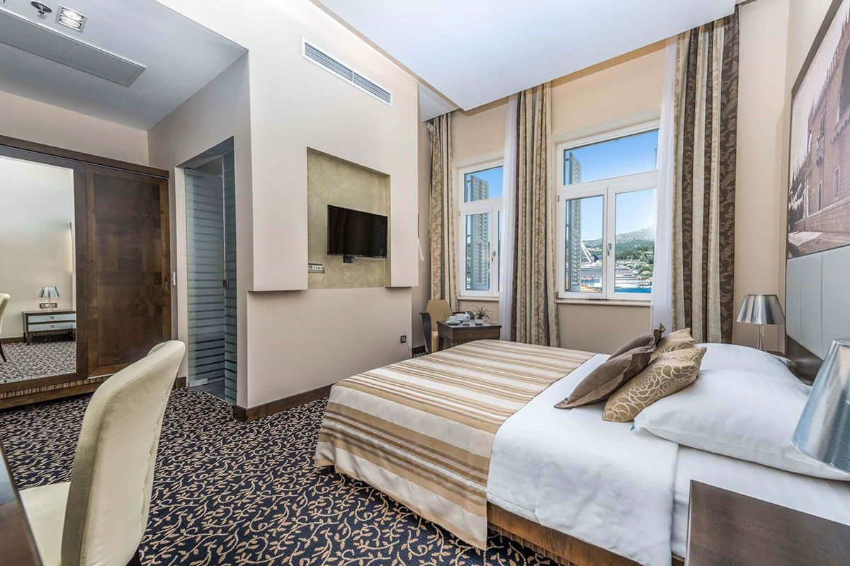 <b>Hotel Lapad</b> - Set by the waterfront on the Lapad Peninsula, this upscale hotel is housed in an ornate Victorian building that holds an atmosphere of grandeur. Surrounded by palm trees, the Hotel Lapad has polished rooms with a modern edge and a pool with views over Gruz Harbour.