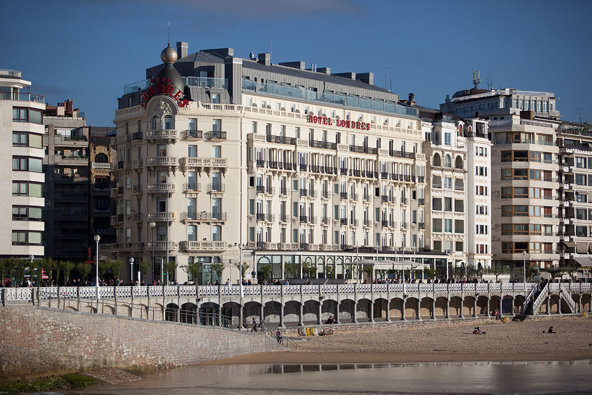 <b>Hotel de Londres y de Inglaterra, Donostia</b> - Right on the beach promenade along La Concha bay, this magnificent 19th century hotel offers guests breathtaking views of the water and landscape, and ease of making every day a beach day. When you’re ready to switch it up, this classically-styled hotel is only a 5-minute walk into the Old Town for exploration.