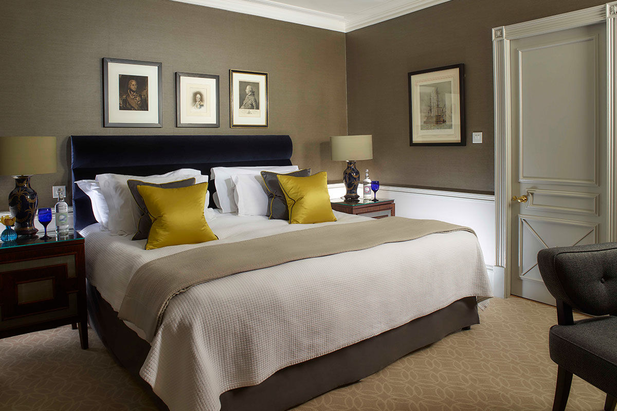 <b>The Royal Crescent Hotel & Spa</b> - In the middle of the Georgian Crescent and overlooking Victoria Park, The Royal Crescent Hotel & Spa has picturesque landscaped grounds, an award-winning restaurant and bar, and 18th century styled rooms. Set in the original coach house and stables, the Bath House Spa includes a steam room, relaxation pool and salt therapy treatments.