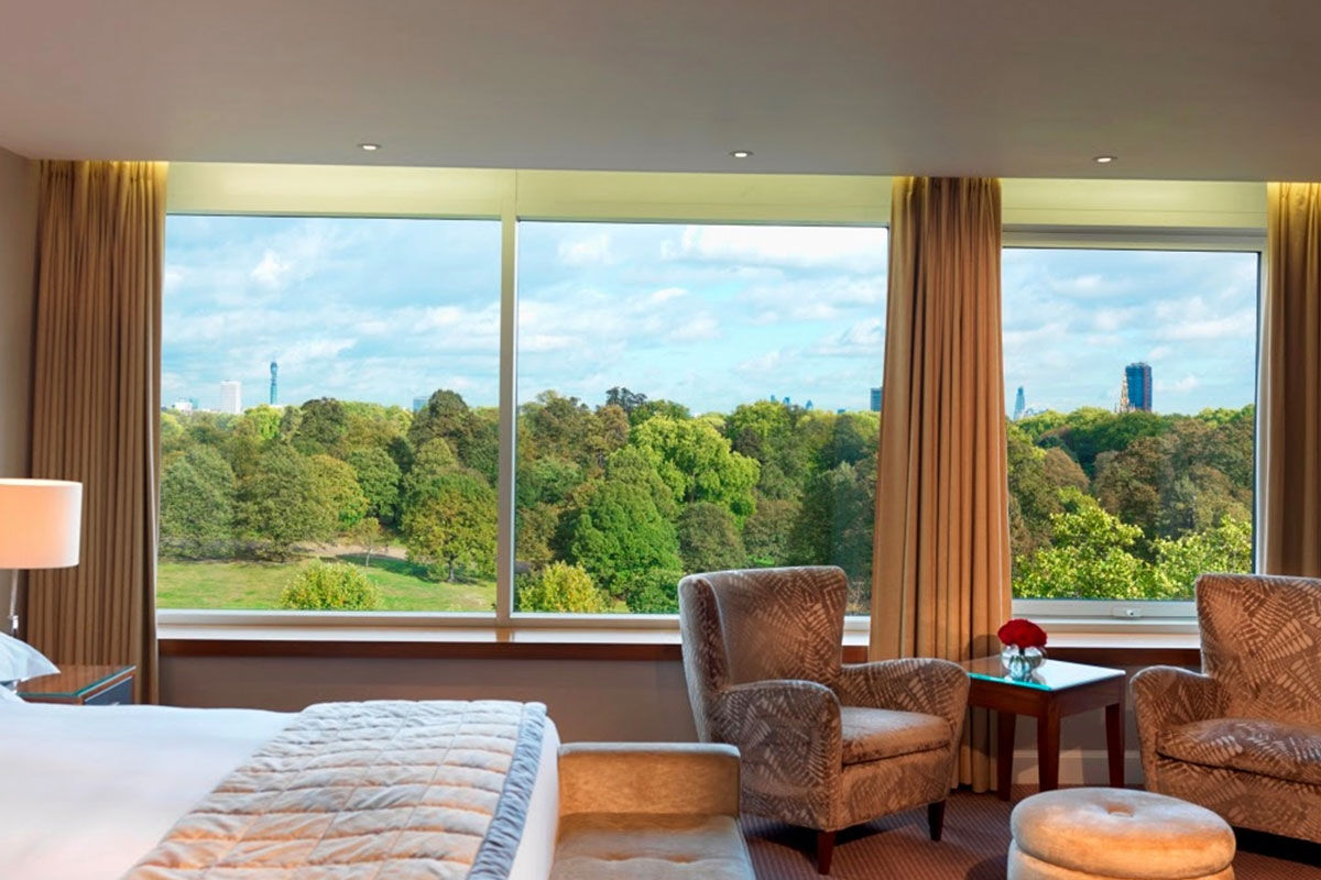 <b>Royal Garden Hotel</b> - Only a 5-minute walk to High Street Kensington’s shops, the Royal Garden Hotel is a flashy city structure overlooking the activity in Hyde Park. Dine at the refined Chinese restaurant or grab a drink at the elegant 10th floor bar.