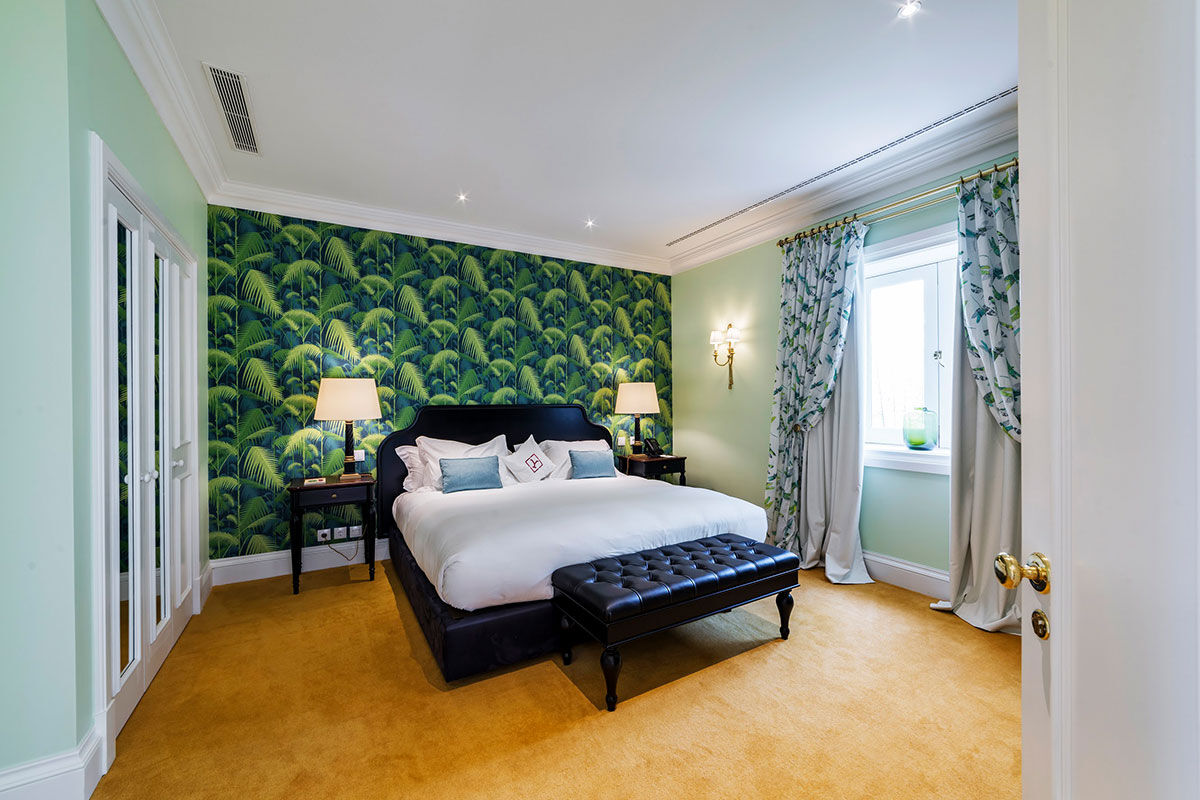 <b>The Yeatman Hotel</b> - Distinguished with a two Michelin-starred restaurant, this luxury wine hotel & spa is set in the beautiful historic district of Vila Nova de Gaia. Walk past the distinctive arches on the patio and head to the bar or wine cellar for a taste of the region.