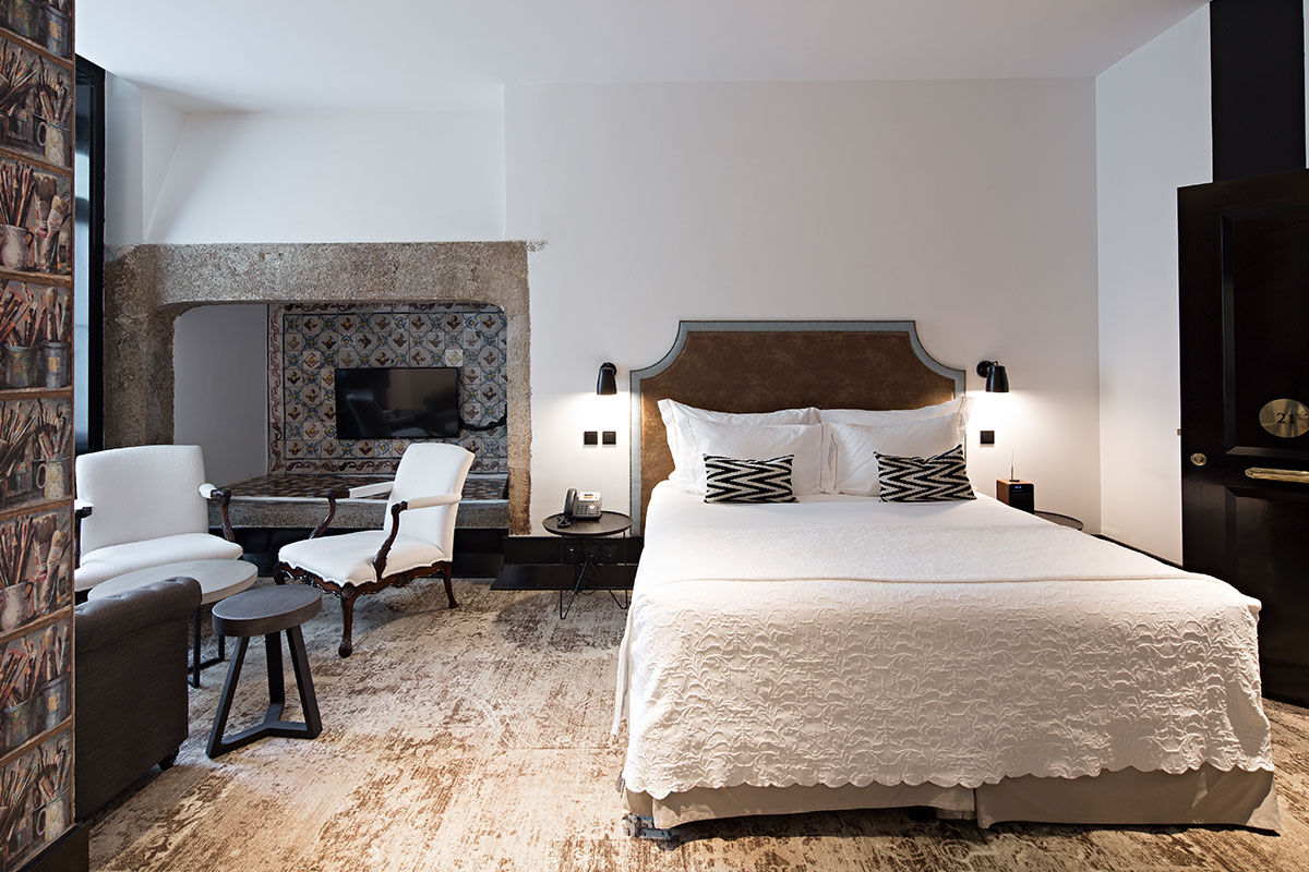 <b>AlmaLusa Baixa-Chiado</b> - Located right in Municipal Square and set in an elegant 18th century building, the AlmaLusa Baixa Chiado is charming and stylish. With an antique-lined lobby and a vintage flair, this luxury boutique hotel makes guests feel the history that surrounds them.