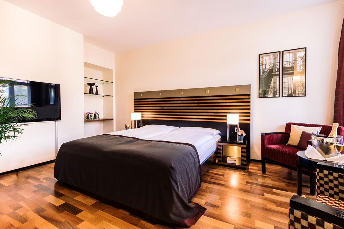 <b>Art Deco Montana</b> - Towering high above Lake Lucerne, the Art Deco Montana is in a panoramic location that is especially evident from its rooftop terrace and heated conservatory. The Mediterranean restaurant is lavish, the bar is stylish, and the lounge is warm and sleek.