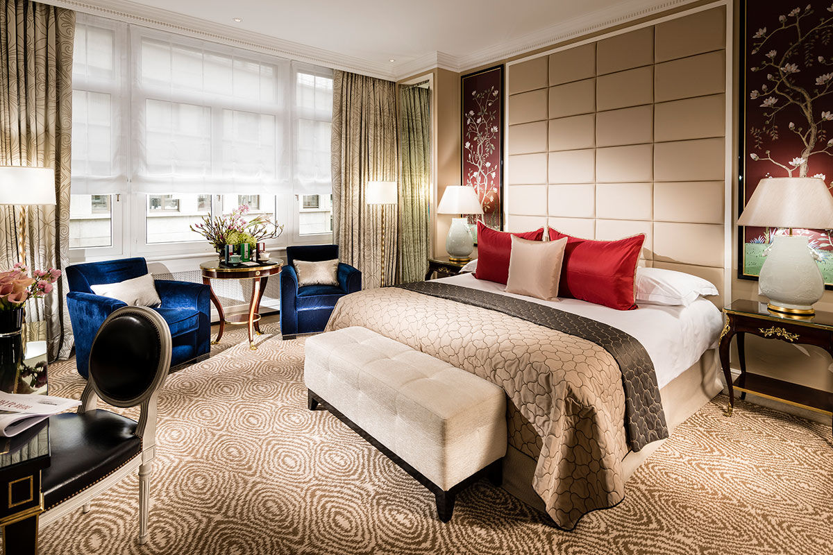 <b>Baur au Lac</b> - Located in the heart of Zurich and on its own private park, the Baur au Lac is only a few minutes’ walk to the celebrated high-end shopping street, Bahnhofstrasse. With bright and stately construction, this posh hotel fills the senses with grandeur and creativity.