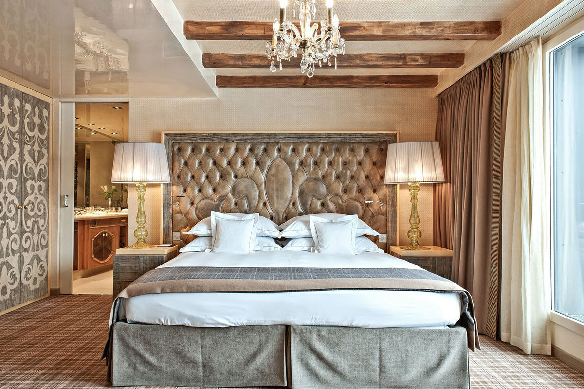 <b>Carlton Hotel</b> - Built in 1913, the Carlton hotel represents a new dimension of self-assured luxury with its 2 upscale restaurants, bar with a terrace and phenomenal Lake St. Moritz views. The rooms are airy and elegant, the spa has an indoor pool, and there’s a majestic fireplace flanked by comfortable leather couches.