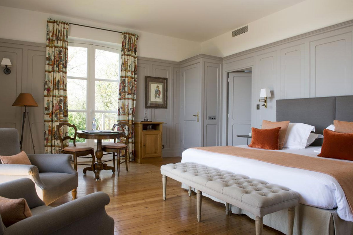 <b>Domaine de la Tortinière, Veigne</b> - Housed in a white turreted castle, the Domaine de la Tortiniere is for sophisticated and discerning guests. The rooms have a mix of modern décor and antique furnishings; the fine dining restaurant is enclosed in glass; the bar has a pool table, and there are walking trails around the lake for guests to admire the paddleboats.