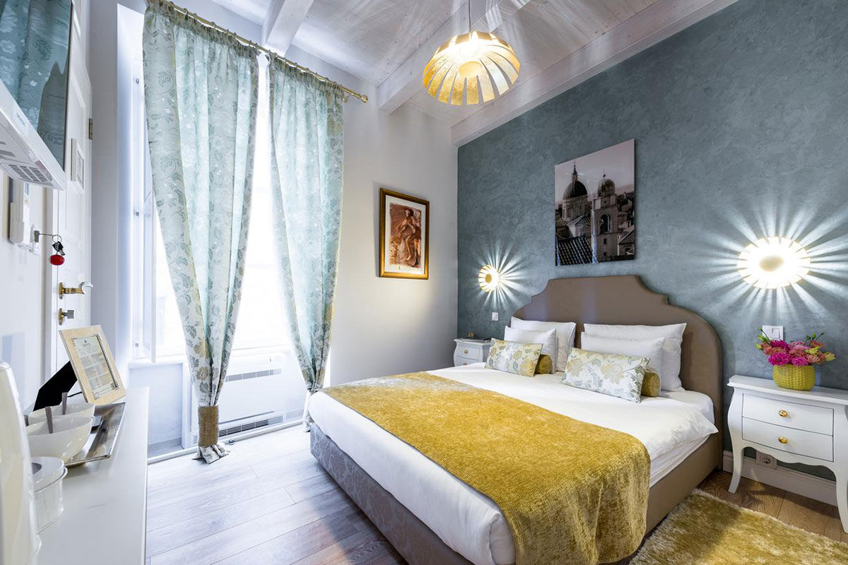 <b>Dominus Little Palace</b> - In the center of Old Town, next to the Ethnographic Museum, rests a rustic stone building that houses Dominus Little Palace. With wood beamed ceilings, exposed stone walls and bright touches in the rooms, this charming boutique hotel has a tranquil atmosphere in a prime location.