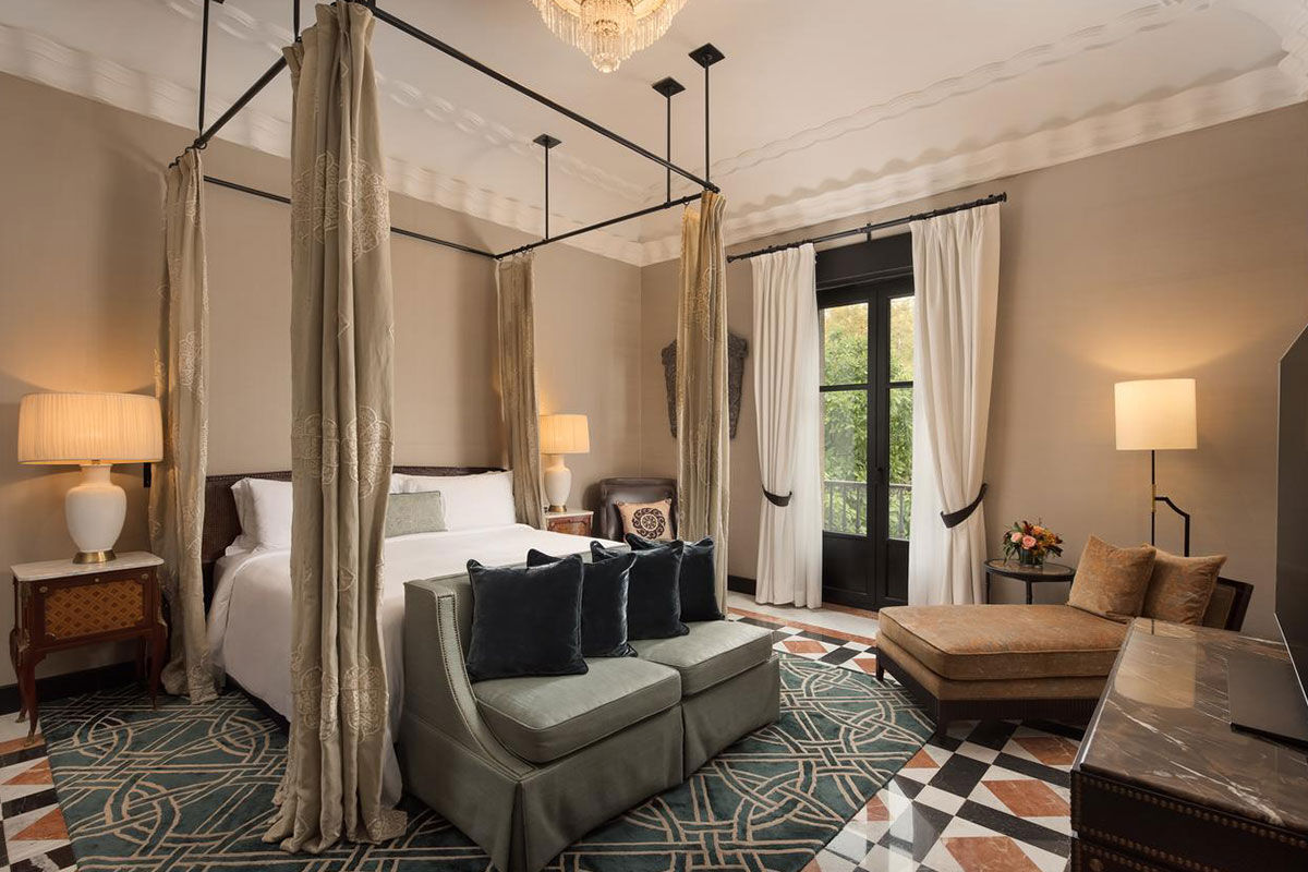 <b>Alfonso XIII</b> - Built in 1929, this grand hotel in the city center is only a 10-minute walk from the Alcazar Royal Palace. It features rooms that blend contemporary and traditional Spanish décor, as well as an outdoor pool, upscale restaurant and tapas/cocktail bars.