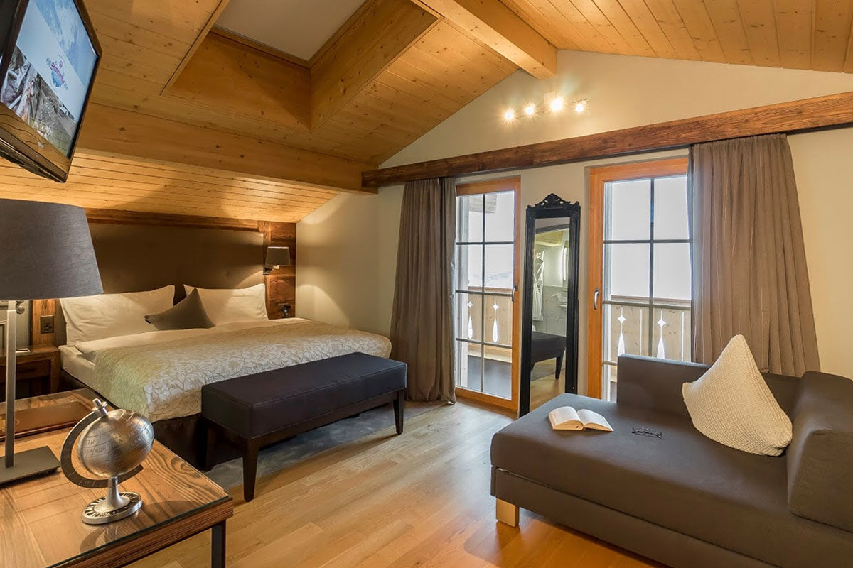 <b>Romantik Hotel Schweizerhof, Grindelwald</b> - Peacefully nestled amidst gardens and facing the opposing Alpine mountain range, this all-suite resort is perfectly situated for unrivalled hiking trips. With an elegant dining room, rustic-chic restaurant, lobby bar and both indoor and outdoor pools, the Romantik Hotel Schweizerhof is an excellent choice for the adventurous and enthusiastic traveler.