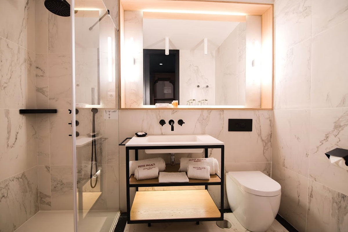 <b>ICON Wipton</b> - With a brick tunnel-like restaurant, cozy café and bar, and a lounge area that is teeming with leafy plants, the ICON Wipton is stylish, contemporary and comfortable. Centrally located in the Serrano neighborhood, this boutique hotel is in the hot spot for exclusive shopping.