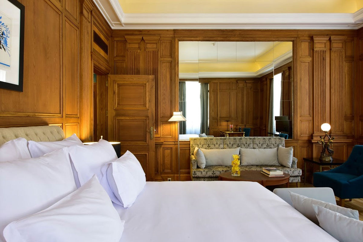 <b>Pousada de Lisboa</b> - Set along the Tagus River on the high-end shopping street, Avenida da Liberdade, the Pousada de Lisboa sits, grand and stately. The rooms are contemporary and elegant, the steakhouse has vaulted brick ceilings, and the spa has a pool, sauna, and hammam.