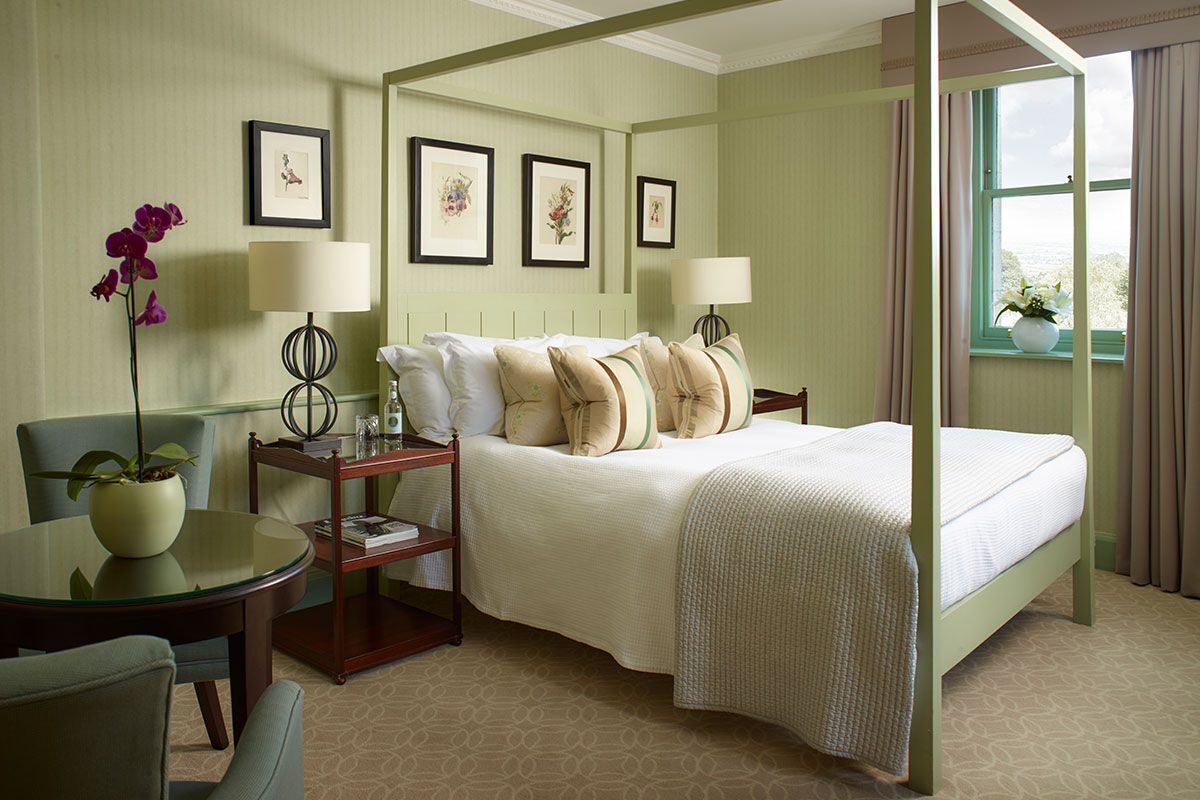 <b>The Royal Crescent Hotel & Spa</b> - In the middle of the Georgian Crescent and overlooking Victoria Park, The Royal Crescent Hotel & Spa has picturesque landscaped grounds, an award-winning restaurant and bar, and 18th century styled rooms. Set in the original coach house and stables, the Bath House Spa includes a steam room, relaxation pool and salt therapy treatments.