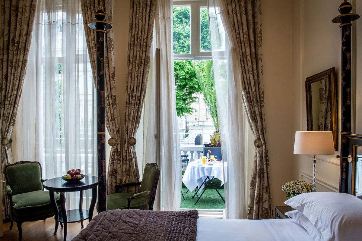 <b>The Kensington Hotel</b> - Within the affluent district of South Kensington sits a grand hotel with a white stucco façade, high ceilings and a bowler-hatted doorman ready to offer his hand. With a genteel, service-oriented approach, the Kensington Hotel gives guests a chic, cosmopolitan experience within vibrant London society.