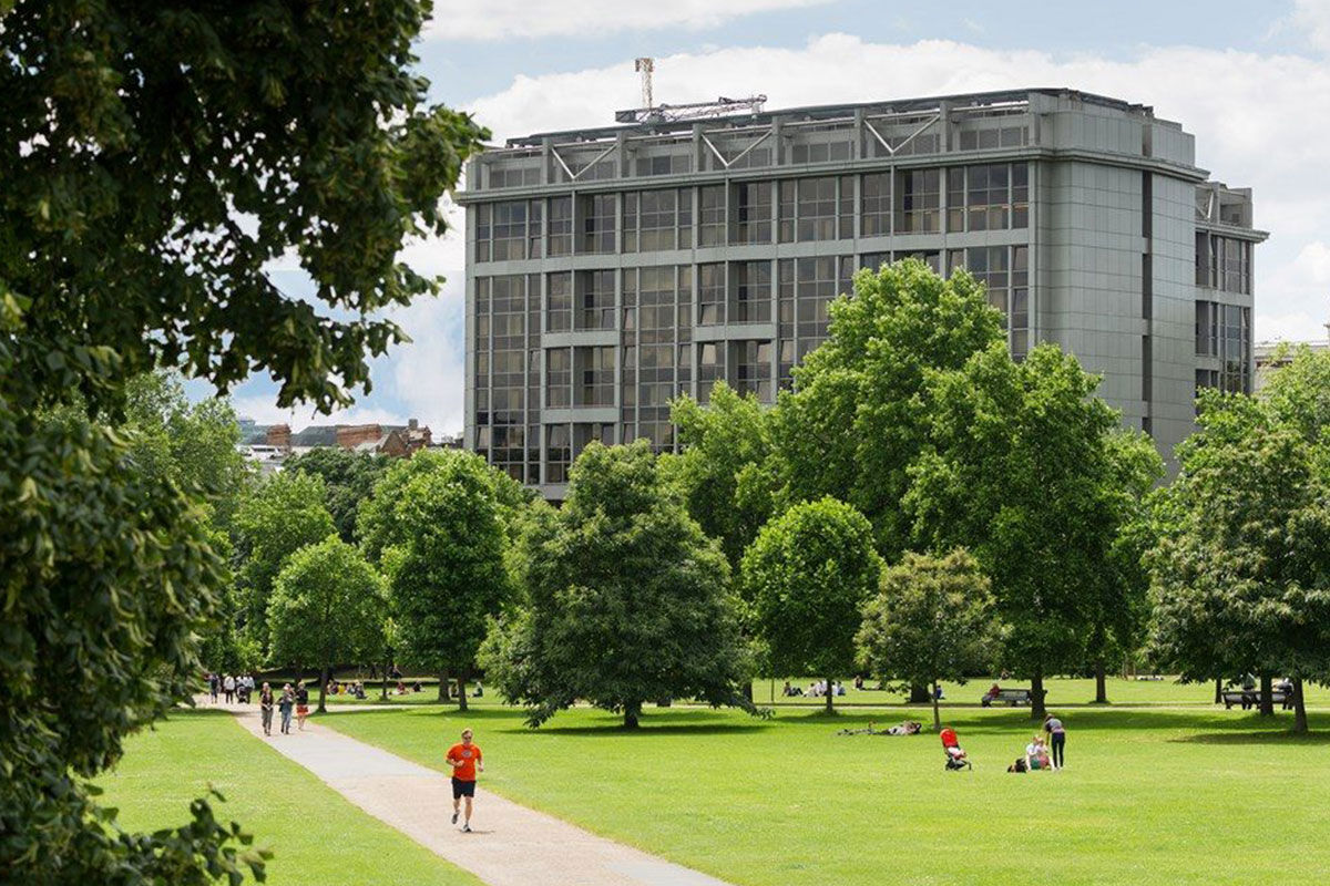 <b>Royal Garden Hotel</b> - Only a 5-minute walk to High Street Kensington’s shops, the Royal Garden Hotel is a flashy city structure overlooking the activity in Hyde Park. Dine at the refined Chinese restaurant or grab a drink at the elegant 10th floor bar.