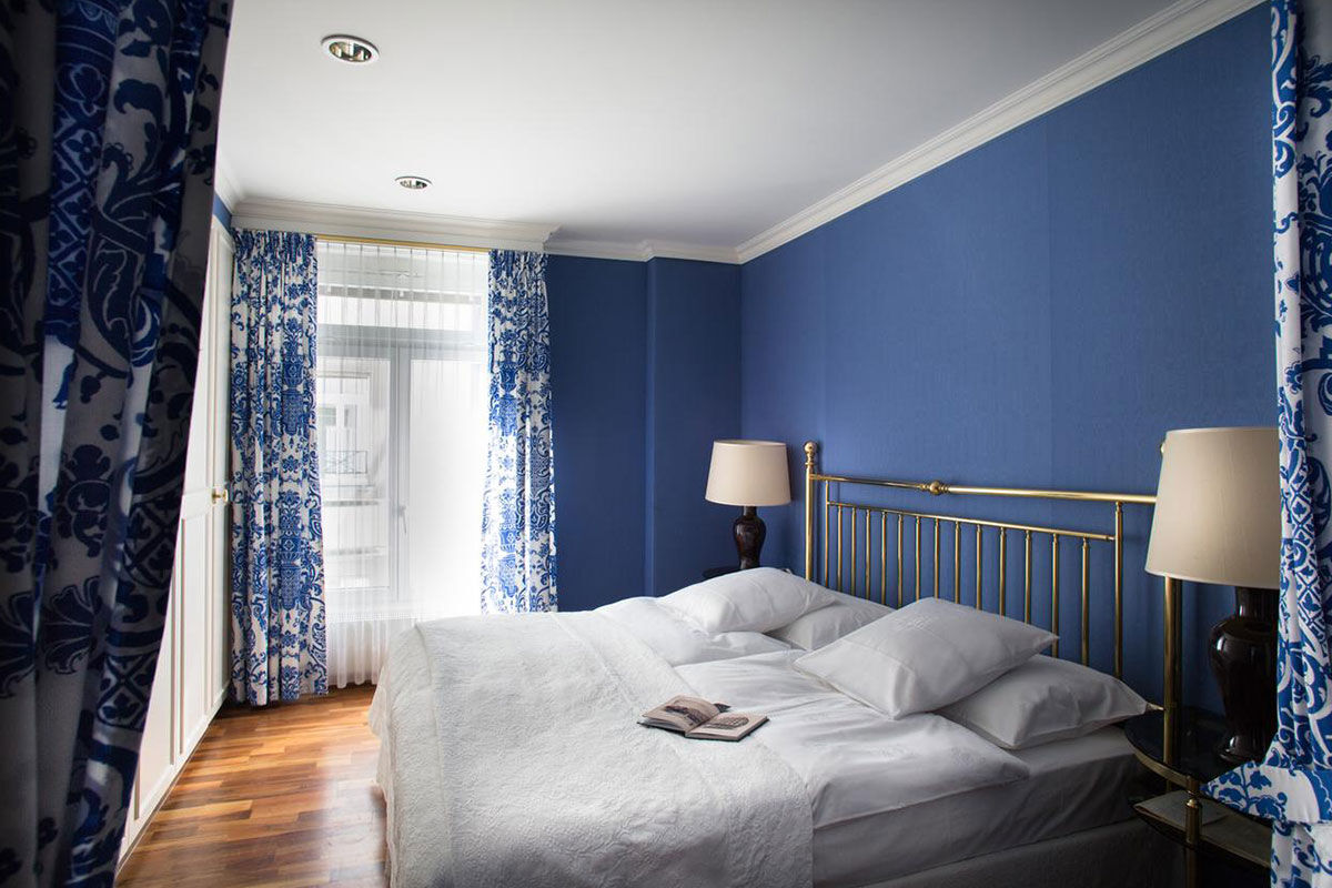 <b>Victoria Jungfrau Grand Hotel & Spa, Interlaken</b> - Standing in a privileged and picturesque location of Interlaken, the Victoria Jungfrau Grand Hotel is plush, sleek, stylish and has all the sophistication that its 19th century building deserves. The piano bar and cigar lounge have soaring ceilings, the 2 refined restaurants have frescoes, and the high-end spa and pool is worth mentioning for its architectural design, tiled flooring and impeccable taste.