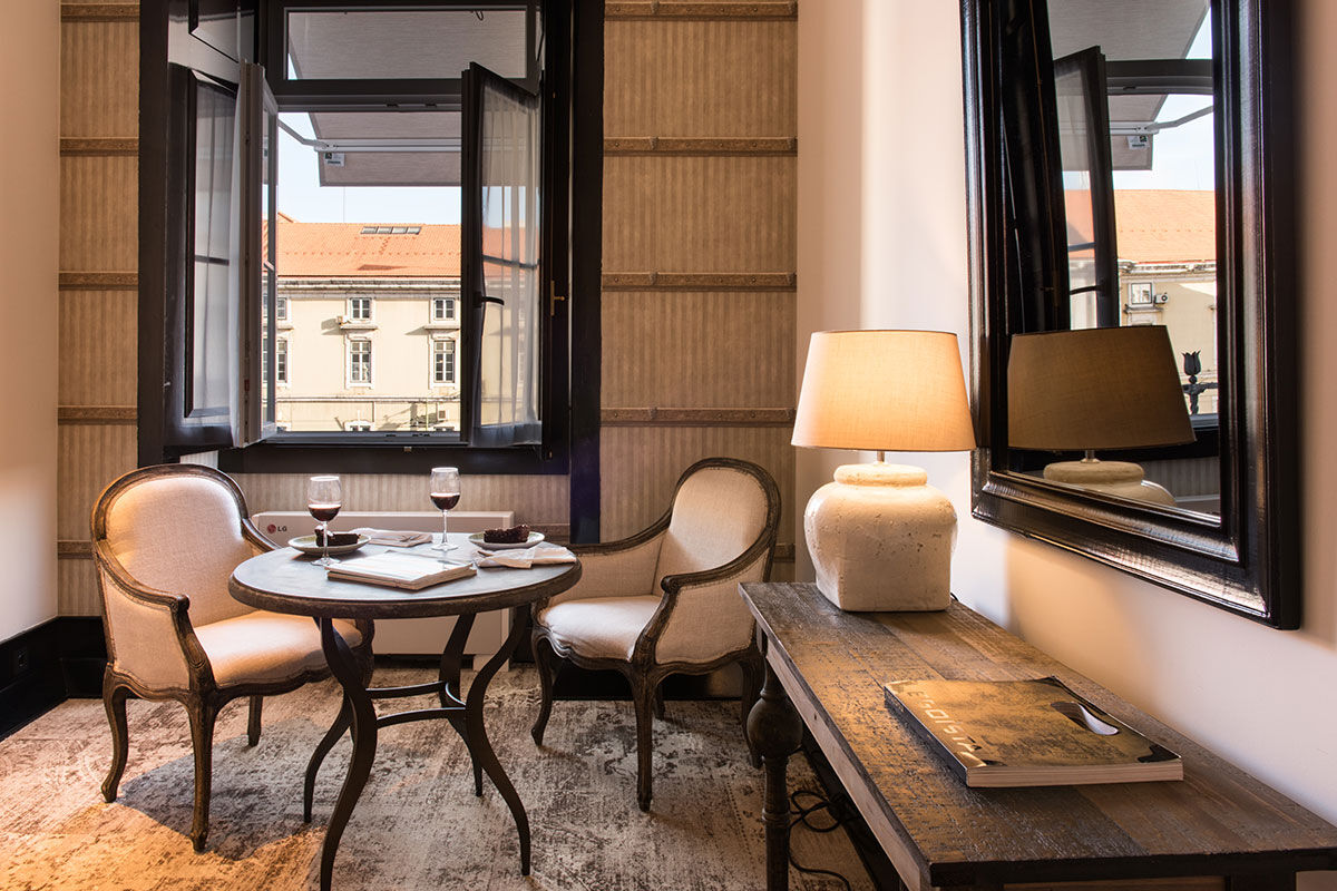 <b>AlmaLusa Baixa-Chiado</b> - Located right in Municipal Square and set in an elegant 18th century building, the AlmaLusa Baixa Chiado is charming and stylish. With an antique-lined lobby and a vintage flair, this luxury boutique hotel makes guests feel the history that surrounds them.
