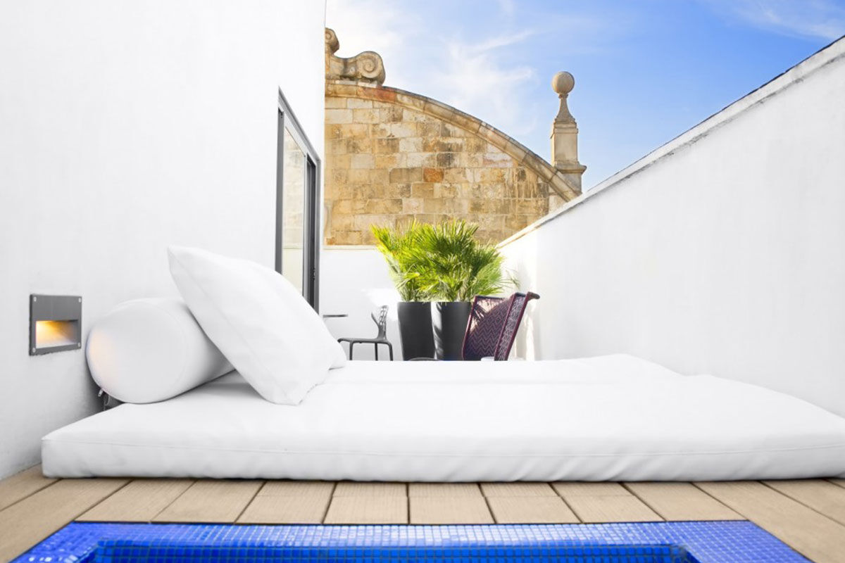 <b>Bagues</b> - With a rooftop pool and bar that have fantastic views over Barcelona, Bagues boutique hotel is a stylish spot for discerning guests. It’s located on Las Ramblas in a former palace and 1850s Masriera jewelry workshop, making it a classy boutique with a sophisticated edge.