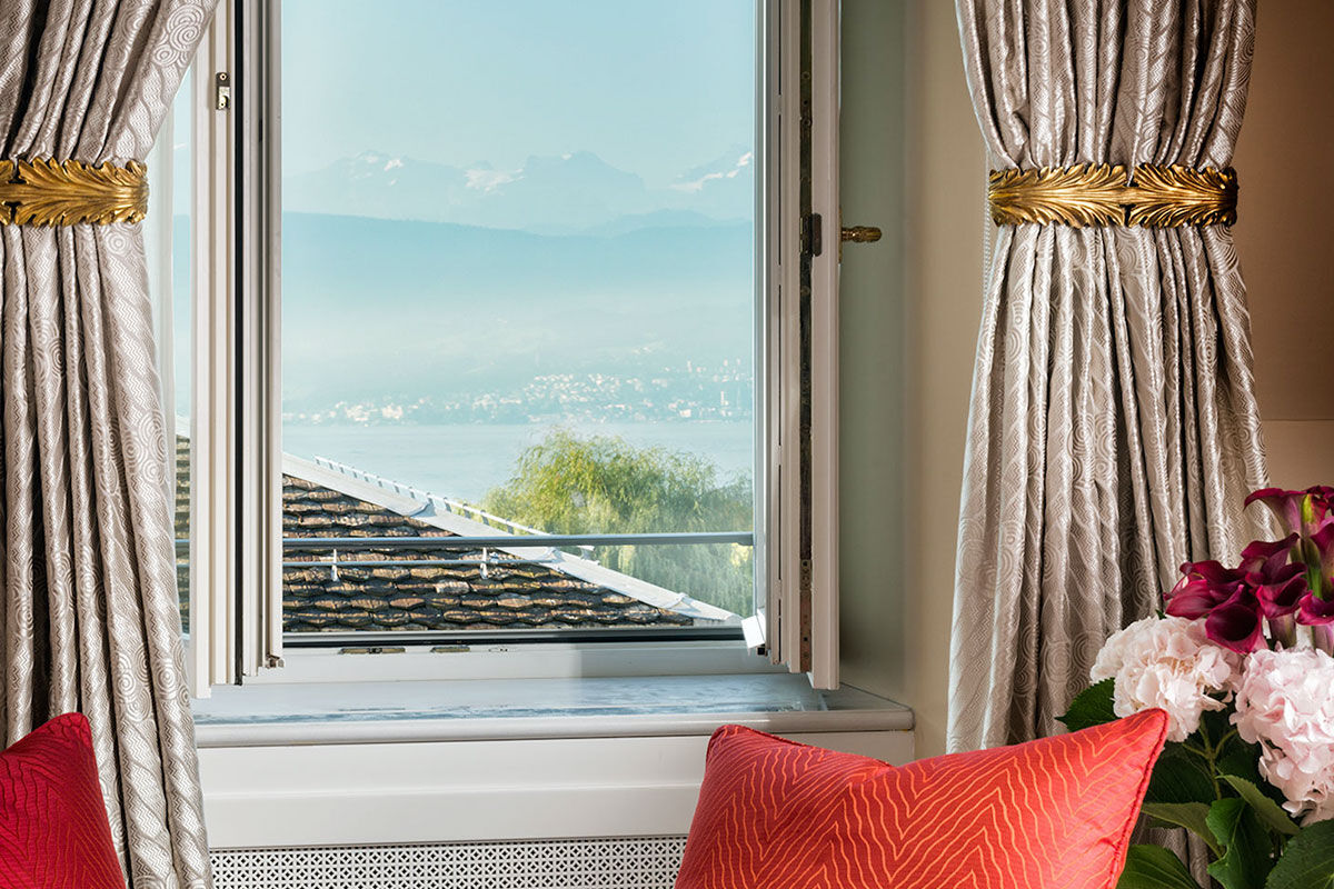 <b>Baur au Lac</b> - Located in the heart of Zurich and on its own private park, the Baur au Lac is only a few minutes’ walk to the celebrated high-end shopping street, Bahnhofstrasse. With bright and stately construction, this posh hotel fills the senses with grandeur and creativity.