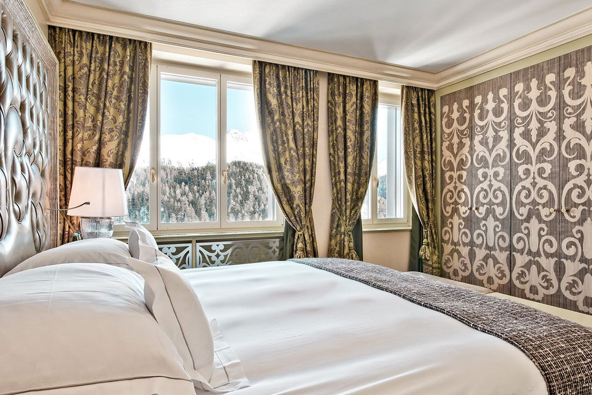 <b>Carlton Hotel</b> - Built in 1913, the Carlton hotel represents a new dimension of self-assured luxury with its 2 upscale restaurants, bar with a terrace and phenomenal Lake St. Moritz views. The rooms are airy and elegant, the spa has an indoor pool, and there’s a majestic fireplace flanked by comfortable leather couches.