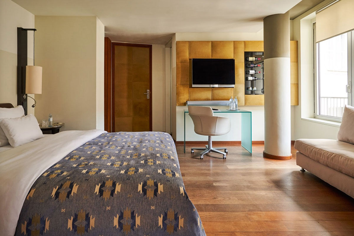 <b>DO & CO Hotel</b> - Occupying the upper floors of the postmodern landmark building the Haas Haus, the DO & CO Hotel has some of the best views of St. Stephen’s Cathedral, especially from its rooftop terrace. Utilizing exotic hardwoods, stone and leather, this high-style hotel is showy and sleek.