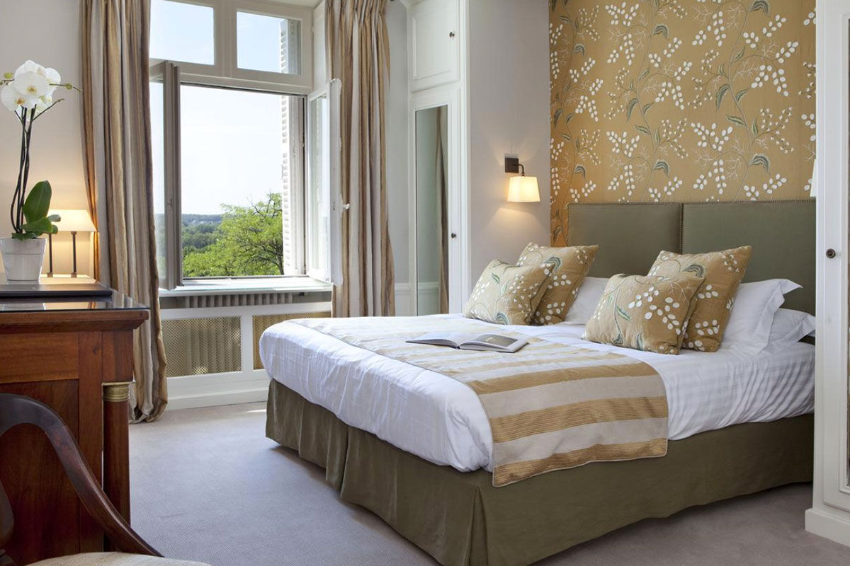 <b>Domaine de la Tortinière, Veigne</b> - Housed in a white turreted castle, the Domaine de la Tortiniere is for sophisticated and discerning guests. The rooms have a mix of modern décor and antique furnishings; the fine dining restaurant is enclosed in glass; the bar has a pool table, and there are walking trails around the lake for guests to admire the paddleboats.