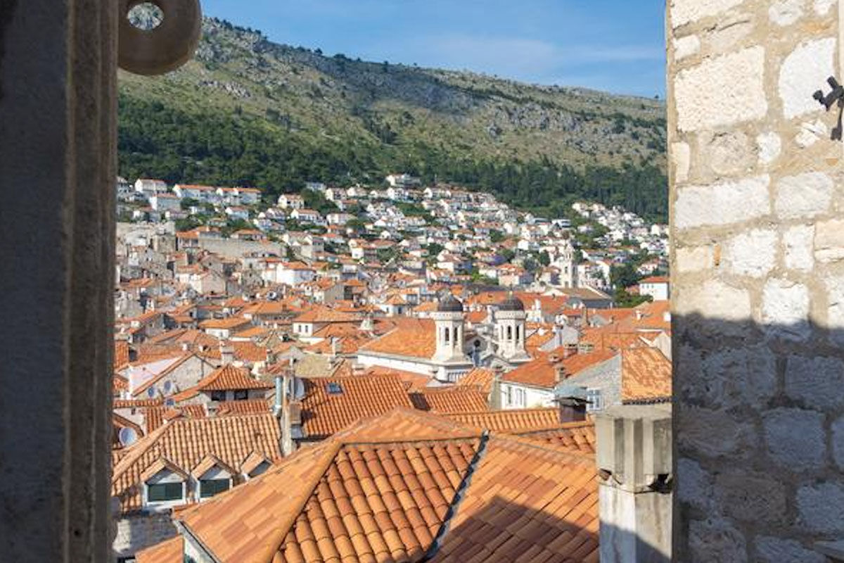 <b>Dominus Little Palace</b> - In the center of Old Town, next to the Ethnographic Museum, rests a rustic stone building that houses Dominus Little Palace. With wood beamed ceilings, exposed stone walls and bright touches in the rooms, this charming boutique hotel has a tranquil atmosphere in a prime location.