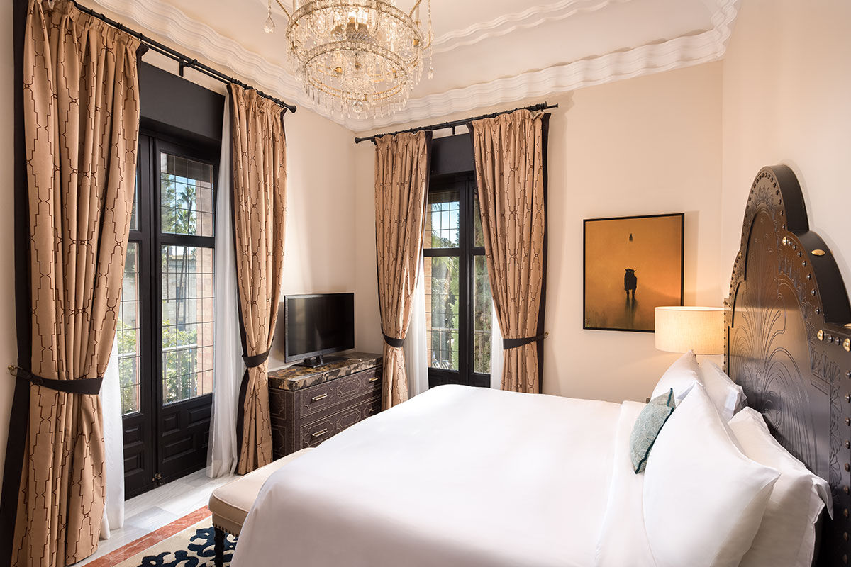 <b>Alfonso XIII</b> - Built in 1929, this grand hotel in the city center is only a 10-minute walk from the Alcazar Royal Palace. It features rooms that blend contemporary and traditional Spanish décor, as well as an outdoor pool, upscale restaurant and tapas/cocktail bars.