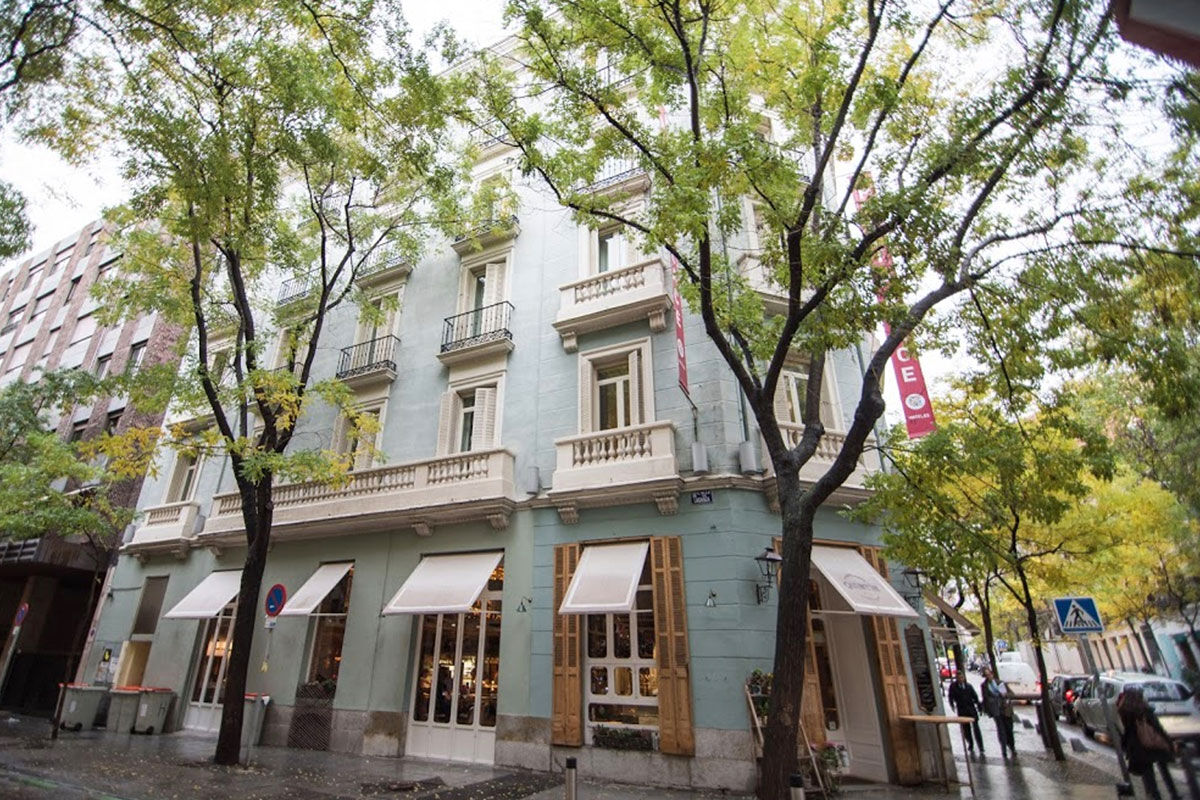 <b>ICON Wipton</b> - With a brick tunnel-like restaurant, cozy café and bar, and a lounge area that is teeming with leafy plants, the ICON Wipton is stylish, contemporary and comfortable. Centrally located in the Serrano neighborhood, this boutique hotel is in the hot spot for exclusive shopping.