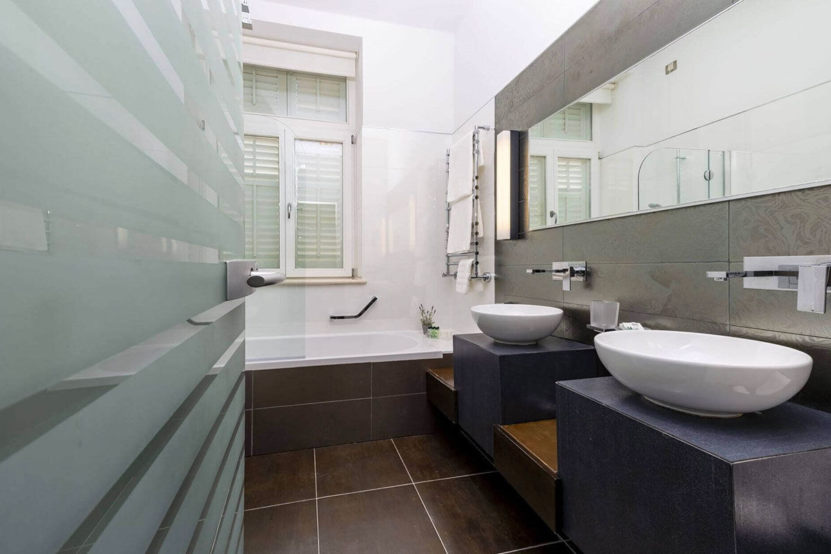 <b>Hotel Lapad</b> - Set by the waterfront on the Lapad Peninsula, this upscale hotel is housed in an ornate Victorian building that holds an atmosphere of grandeur. Surrounded by palm trees, the Hotel Lapad has polished rooms with a modern edge and a pool with views over Gruz Harbour.