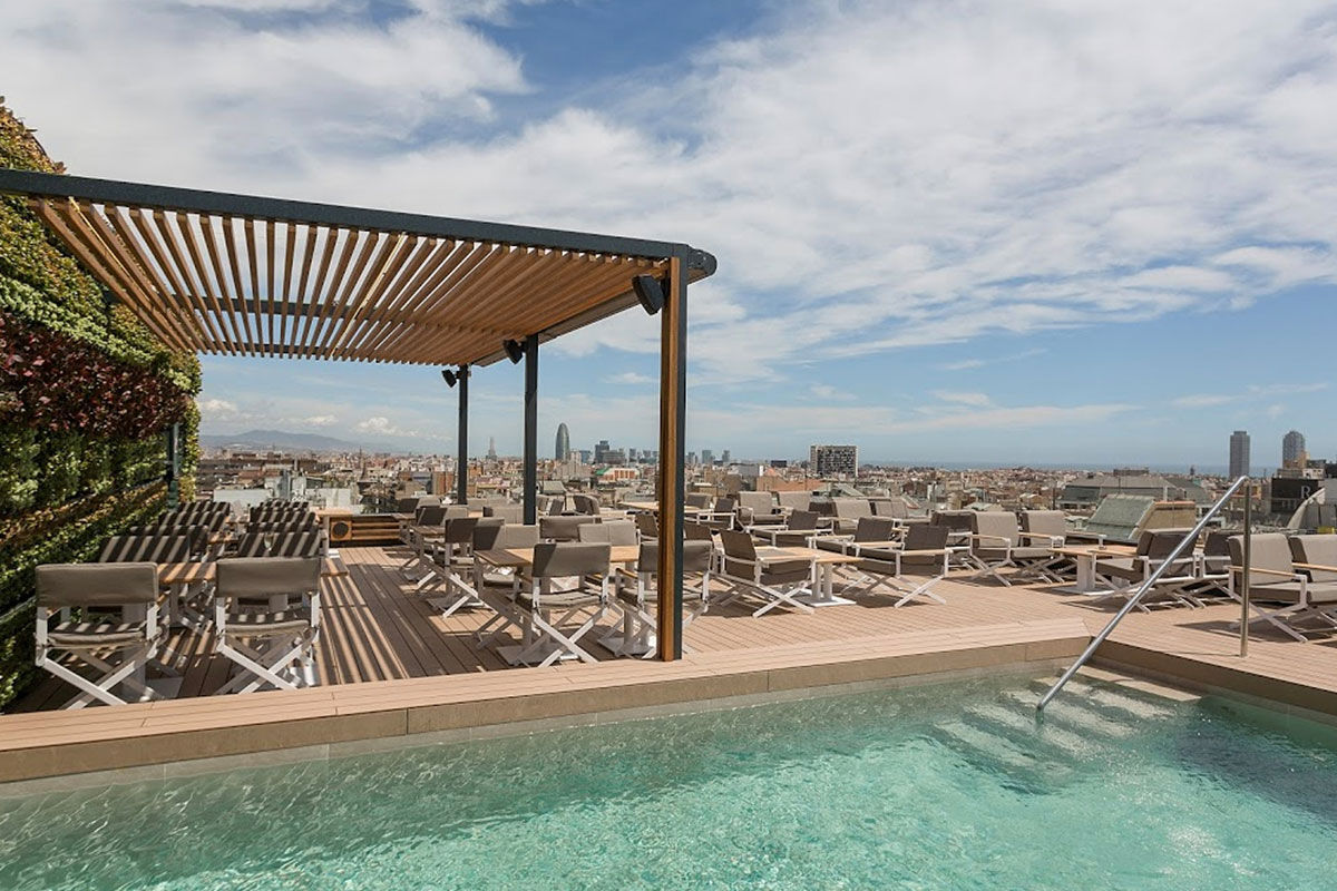 <b>Majestic Hotel & Spa</b> - Grand and classically decorated, the Majestic Hotel & Spa features marble floors, pillared entranceways and an overall feeling of exclusivity. The rooftop terrace features a refreshing pool and plenty of sun loungers to take advantage of.