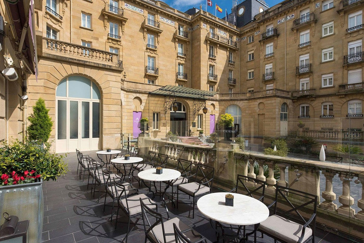 <b>Maria Cristina Hotel, Donostia</b> - In the heart of Donostia, this grande belle epoque hotel dates back to 1912 and overlooks the Urumea River. The rooms have a refined taste, the chic restaurant has Asian inspired cuisine and the shades of blue bar is moody and luxe.