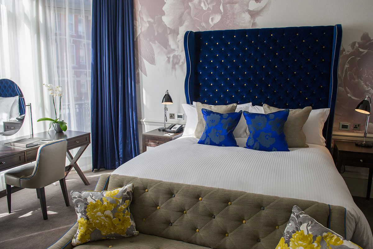 <b>The Ampersand Hotel</b> - This 1889 cosmopolitan boutique hotel features a French-styled drawing room, vintage-inspired Mediterranean restaurant and bar as well as contemporary and eclectic rooms. Perfect for design enthusiasts, the Ampersand Hotel is only a few minutes’ walk to the Victoria & Albert Museum, Harvey Nichols and Harrods.