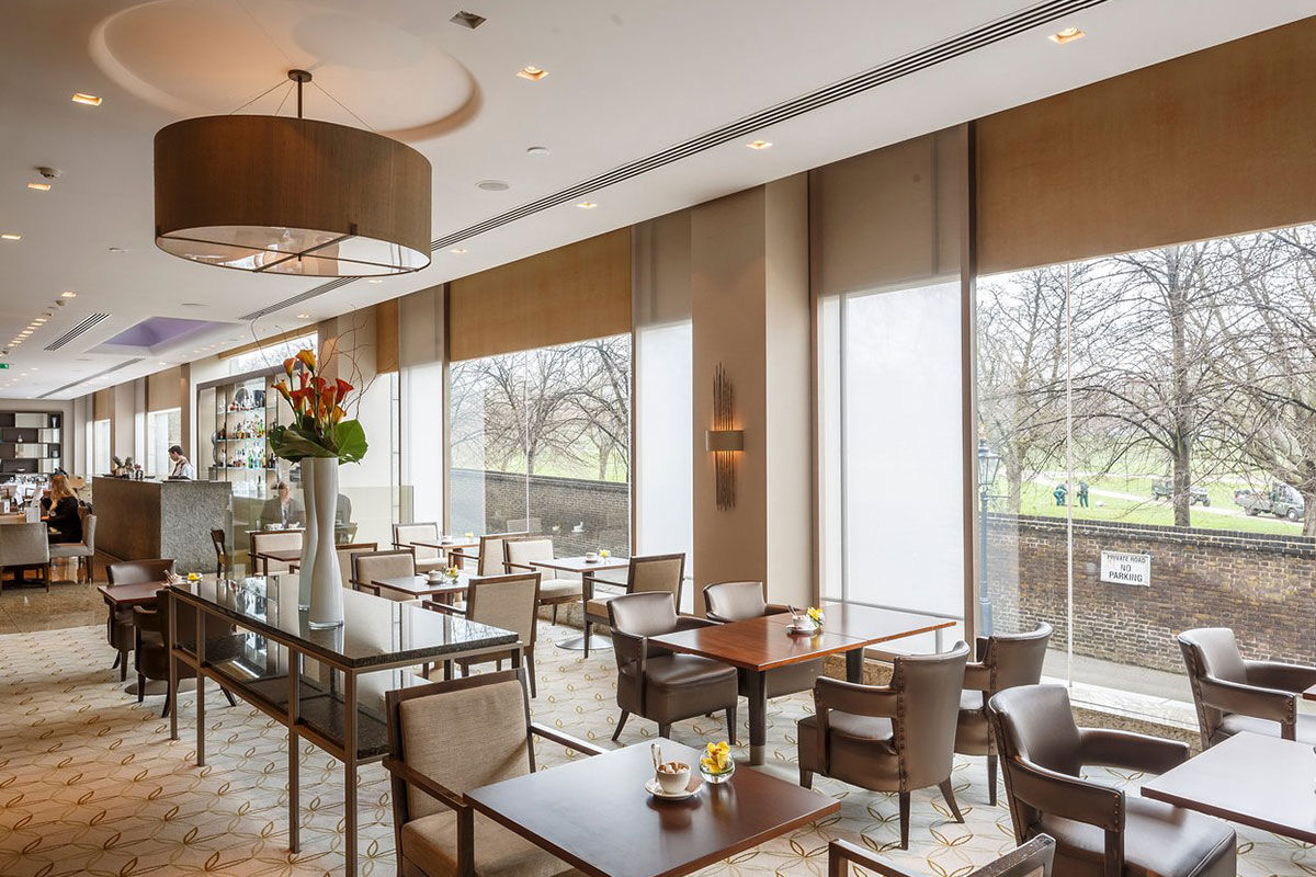 <b>Royal Garden Hotel</b> - Only a 5-minute walk to High Street Kensington’s shops, the Royal Garden Hotel is a flashy city structure overlooking the activity in Hyde Park. Dine at the refined Chinese restaurant or grab a drink at the elegant 10th floor bar.