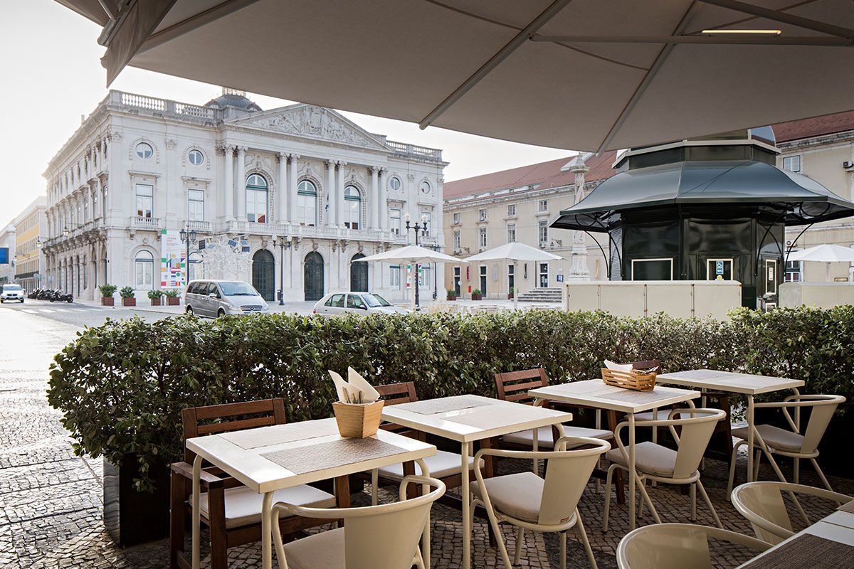 <b>AlmaLusa Baixa-Chiado</b> - Located right in Municipal Square and set in an elegant 18th century building, the AlmaLusa Baixa Chiado is charming and stylish. With an antique-lined lobby and a vintage flair, this luxury boutique hotel makes guests feel the history that surrounds them.