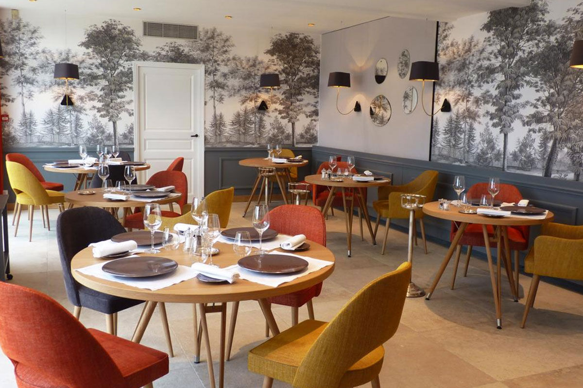 <b>Domaine de la Tortinière, Veigne</b> - Housed in a white turreted castle, the Domaine de la Tortiniere is for sophisticated and discerning guests. The rooms have a mix of modern décor and antique furnishings; the fine dining restaurant is enclosed in glass; the bar has a pool table, and there are walking trails around the lake for guests to admire the paddleboats.