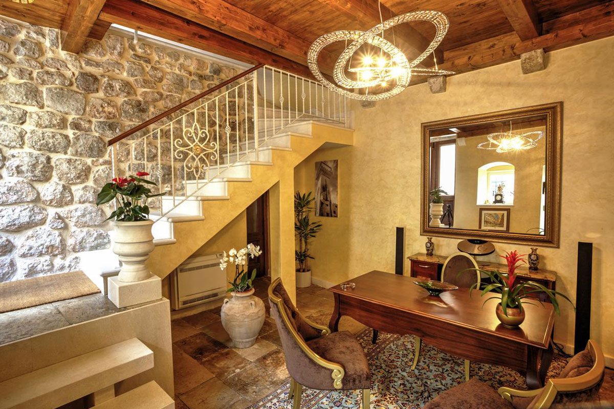 <b>Dominus Little Palace</b> - In the center of Old Town, next to the Ethnographic Museum, rests a rustic stone building that houses Dominus Little Palace. With wood beamed ceilings, exposed stone walls and bright touches in the rooms, this charming boutique hotel has a tranquil atmosphere in a prime location.