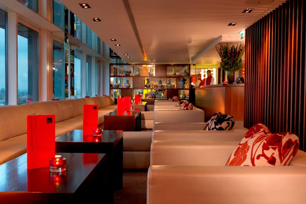 <b>Royal Garden Hotel</b> - Only a 5-minute walk to High Street Kensington’s shops, the Royal Garden Hotel is a flashy city structure overlooking the activity in Hyde Park. Dine at the refined Chinese restaurant or grab a drink at the elegant 10th floor bar.