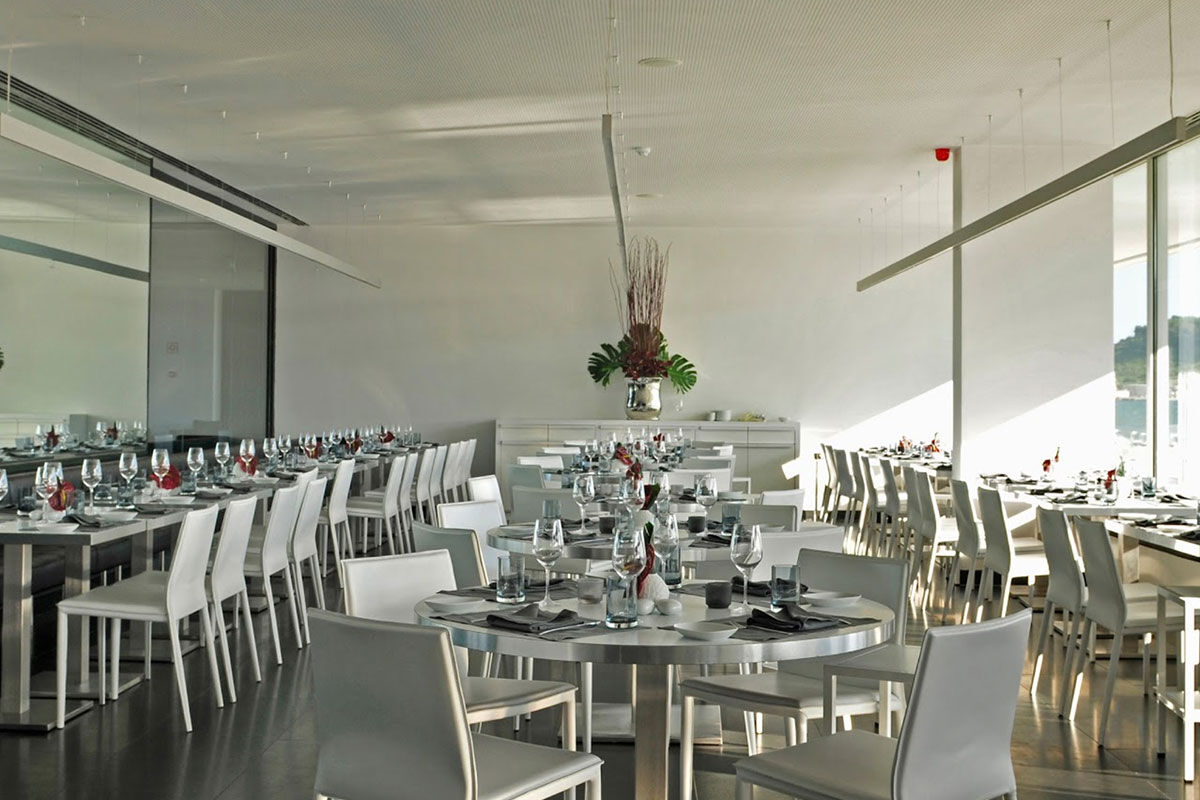 <b>Altis Belém Hotel & Spa</b> - Only an 8-minute walk from the landmark Belem Tower and set along the Tagus River, the Altis Belem Hotel is a contemporary oasis. With a renowned spa including saunas and two pools, as well as an acclaimed restaurant, trendy bar, hip café and sleek rooms, this chic hotel is one for the books.