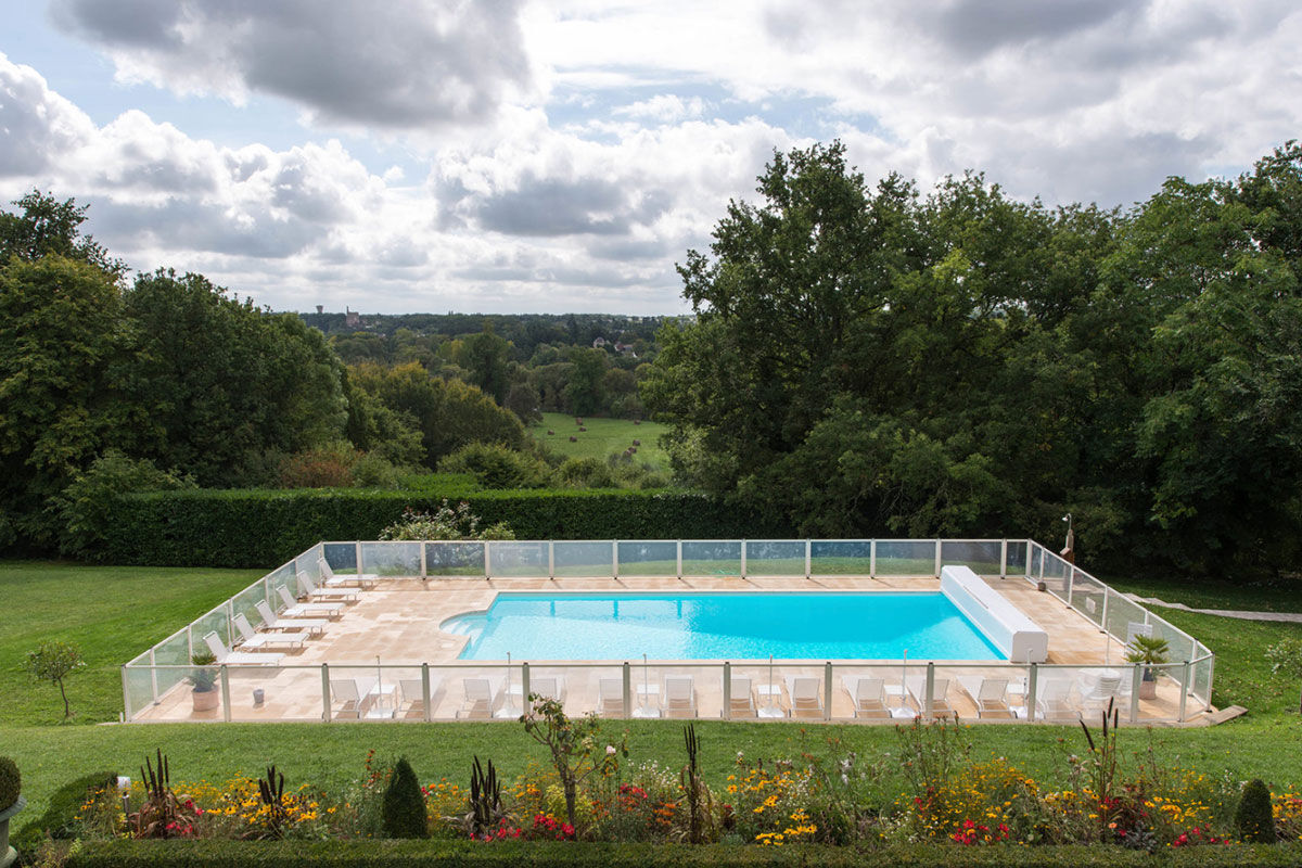 <b>Domaine de la Tortinière, Veigne</b> - Housed in a white turreted castle, the Domaine de la Tortiniere is for sophisticated and discerning guests. The rooms have a mix of modern décor and antique furnishings; the fine dining restaurant is enclosed in glass; the bar has a pool table, and there are walking trails around the lake for guests to admire the paddleboats.