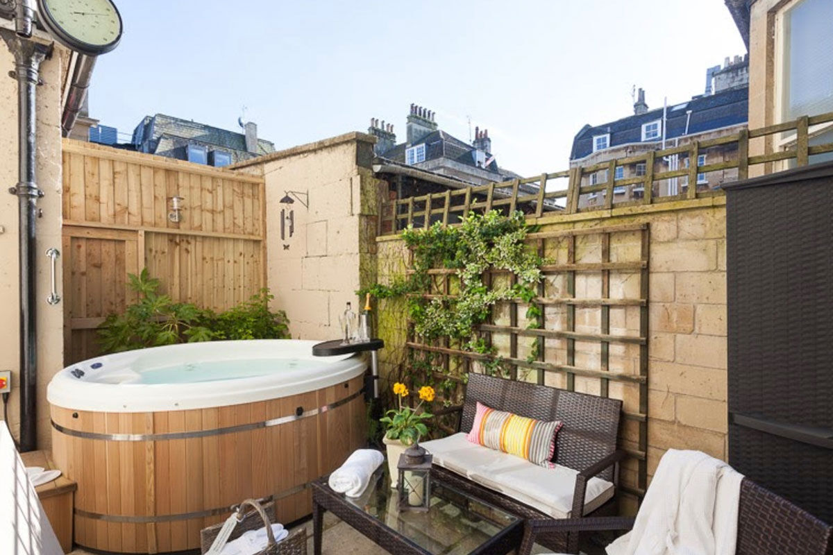 <b>Harington's Hotel</b> - Winding through the city center and off onto a narrow, cobble-stoned street, you’ll find a 300-year-old house that is now home to the family-run boutique hotel, Harington’s Hotel. The bar offers ales and whiskies; the lounge features velvet seating; and the rooms are charming with quirky details.