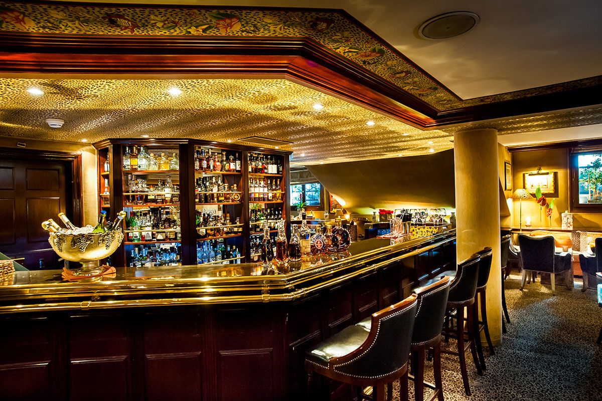 <b>Hotel d’Angleterre</b> - On the shores of Lake Geneva and with panoramic views of Mont Blanc, this stately hotel offers a stylish cigar lounge, plush bar, restaurant and café. With classically-styled rooms and luxe furnishings, guests are welcomed into elegance and sophistication.