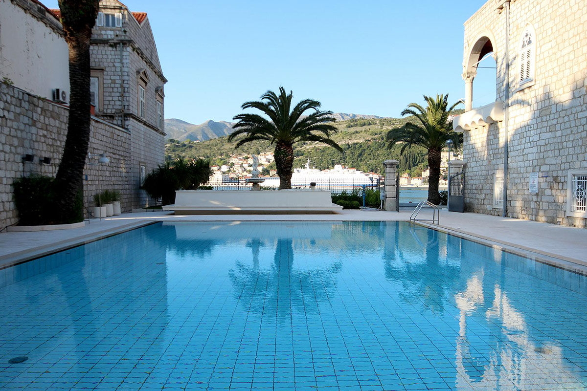 <b>Hotel Lapad</b> - Set by the waterfront on the Lapad Peninsula, this upscale hotel is housed in an ornate Victorian building that holds an atmosphere of grandeur. Surrounded by palm trees, the Hotel Lapad has polished rooms with a modern edge and a pool with views over Gruz Harbour.